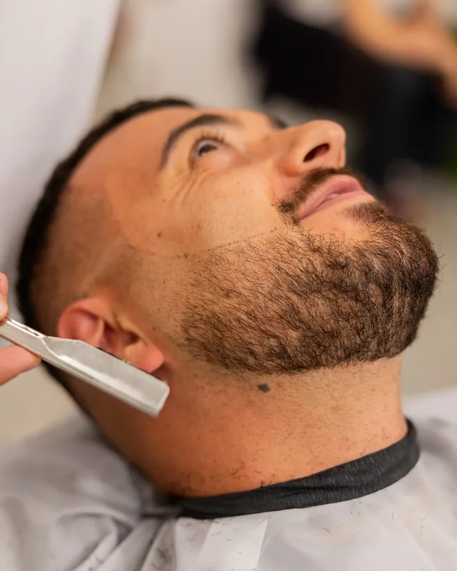 Rasoio a mano libera sul contorno barba