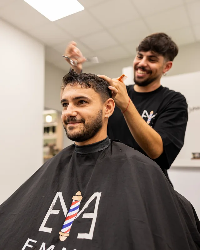 Cliente sorridente a fine servizio da EMME Barber Shop